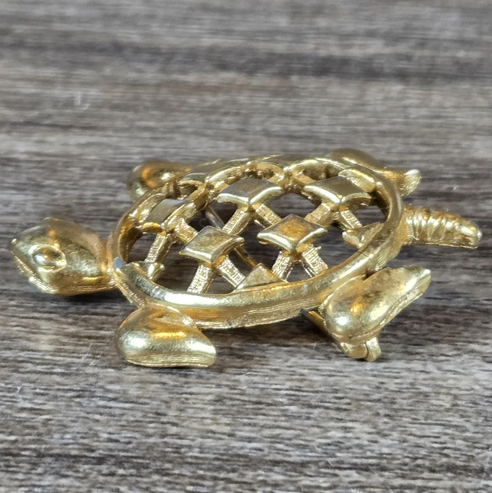 Vintage Estate Trifari Turtle Brooch Pin Gold Tone Latice Pattern Shell Retro - Picture 5 of 10